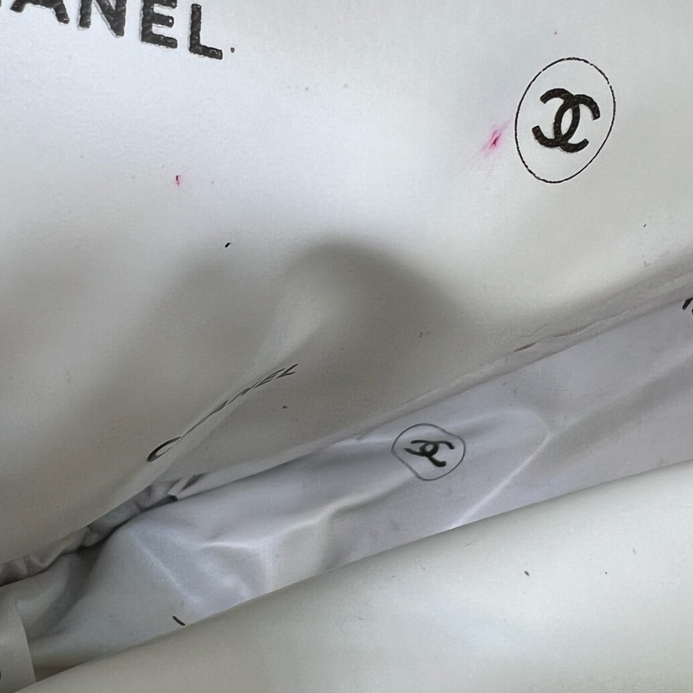 CHANEL Retro Camellia Makeup Gift-With-Purchase Bag With Tassel - Picture 5 of 14